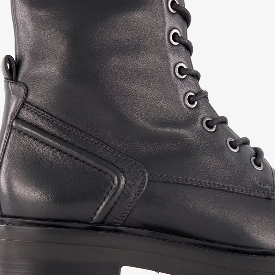 Detail van de zwarte Harper veterboot van leer, met stiksels en veterschoen.
