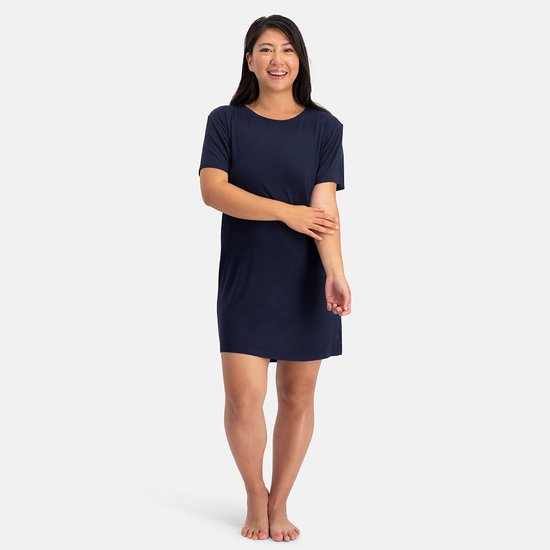 Model in marineblauw T-shirt nachthemd met korte mouwen, tot halverwege de dij, met ronde hals.