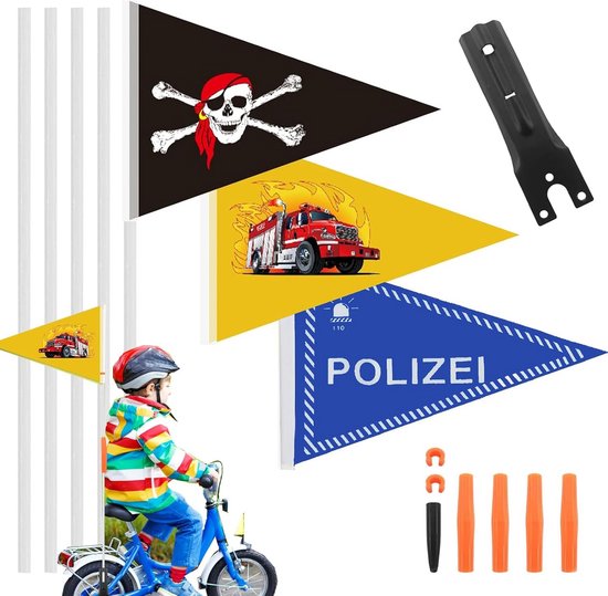 Drie fietsvlaggen met piraten-, brandweer- en politie-opdruk, inclusief bevestigingsstokken en een kind op een fiets.