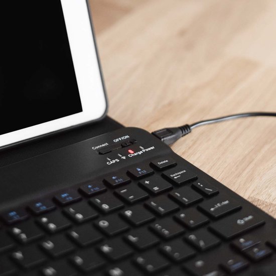 Close-up van een zwart toetsenbord met een aangesloten micro-USB kabel.