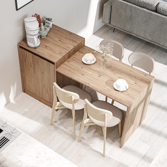 Een houten eettafel met twee stoelen, verbonden met een opbergkast, vanuit vogelperspectief.