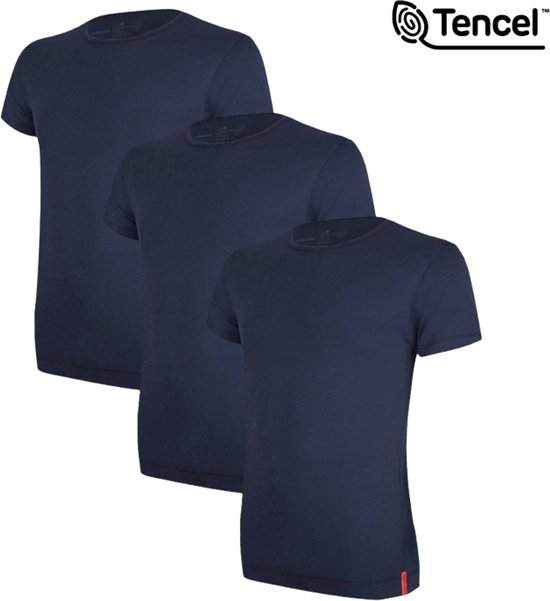 Drie donkerblauwe t-shirts op een rij. Tencel logo zichtbaar.