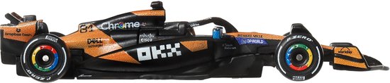 Zwarte en oranje McLaren F1 raceauto met nummer 81, Chrome en OKX logo's, en gekleurde velgen.