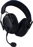 Zwarte gaming headset met blauwe stiksels en microfoon, in perspectief.
