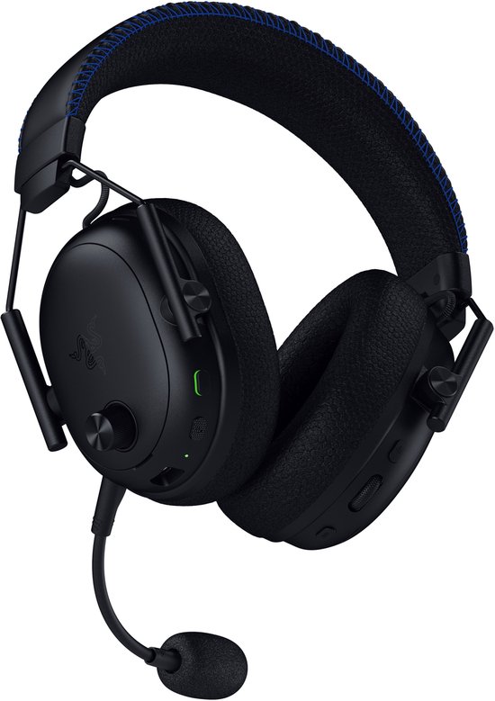 Zwarte gaming headset met blauwe stiksels en microfoon, in perspectief.