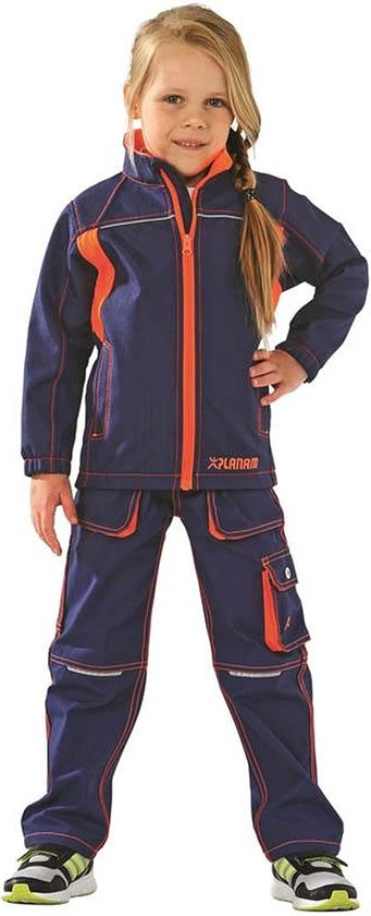 Meisje in een donkerblauwe softshell jas en broek met oranje accenten en stiksels. Reflecterende strepen op de jas. Zilveren en groene schoenen.