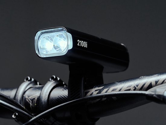 BBB Cycling StrikeDuo 2100i Koplamp Fiets - Inclusief Afstandsbediening – 2100 Lumen – USB Oplaadbaar – Brandtijd: 140 uur – IPX4 Regenbestendig – Fietsverlichting Racefiets & Mountainbike – BLS-273i — afbeelding 2