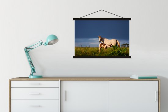 Cheval avec poulain dans l'herbe poster textielposter lattes noir 90x60 cm