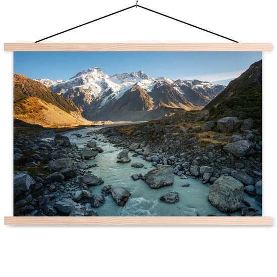 Posterhanger incl. Poster 120x80 cm - Schoolplaat - Hooker Valley in het Nationaal park Aoraki/Mount Cook in Nieuw-Zeeland - Textielposter - Blanke latten
