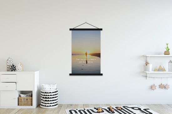 Posterhanger incl. Poster 120x180 cm - Schoolplaat - Spreuken - 'Your succes is found in your daily routine' - Quotes - Sport - Textielposter - Zwarte latten