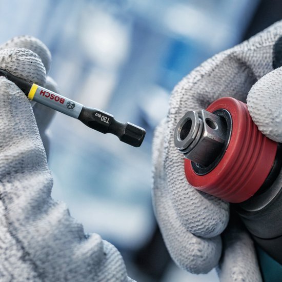 Gros plan d'une personne tenant un embout de tournevis Bosch T30 PRO Impact.