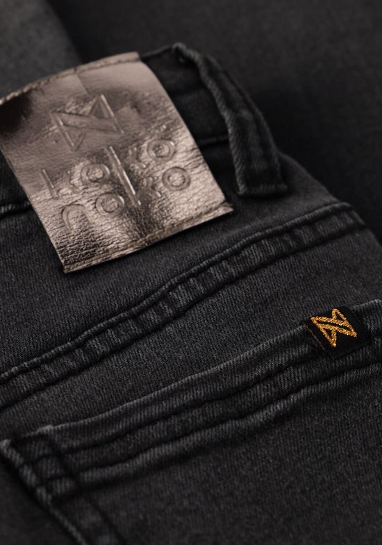 Close-up van de achterkant van een donkergrijze jeans met een leren label en geborduurde N.