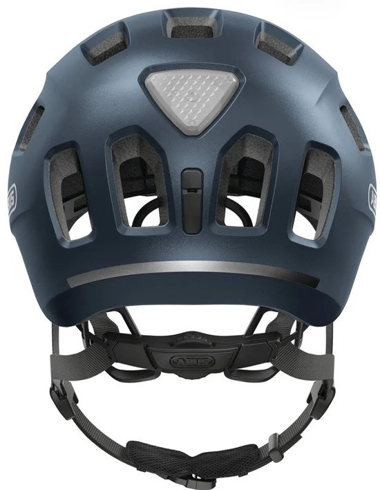Achterkant van een donkerblauwe fietshelm met reflecterende driehoek en ventilatiegaten.