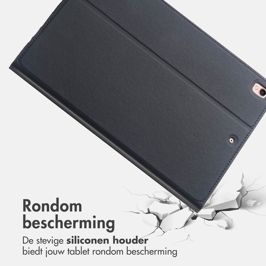 Housse de tablette gris foncé dans un support en silicone avec rabat. Texture cuir synthétique.
