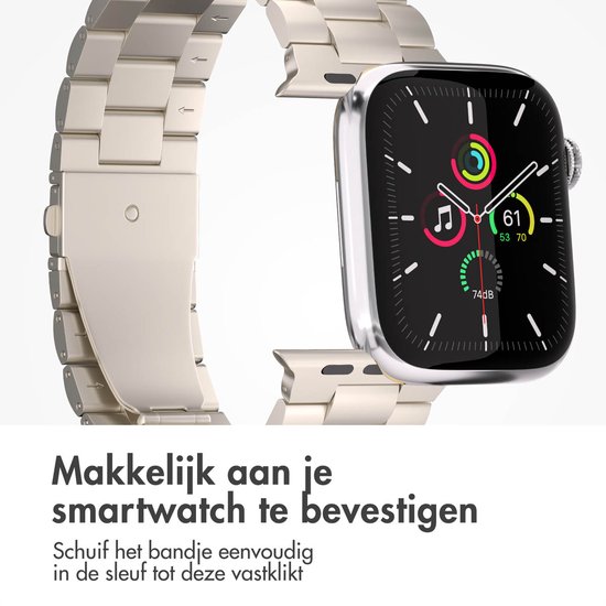 Zilverkleurig metalen bandje met kliksluiting, bevestigd aan een smartwatch.