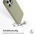 Donkergroen telefoonhoesje dat op een gebroken ondergrond valt. Tekst: 'Schokbestendig. Absorbeert schokken en stoten bij vallen'.
