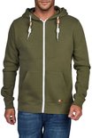 Man draagt een olijfgroene hoodie met rits, capuchon, koordjes en steekzakken.