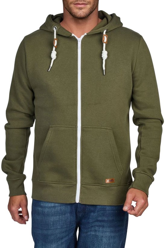 Man draagt een olijfgroene hoodie met rits, capuchon, koordjes en steekzakken.