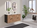 Meuble de salle de bain avec deux lavabos, portes nervurées en bois, poignées noires, suspendu à un mur blanc avec un miroir ovale.