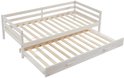 Wit houten bed met uitgetrokken onderschuifbed.