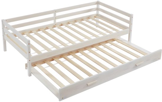 Wit houten bed met uitgetrokken onderschuifbed.