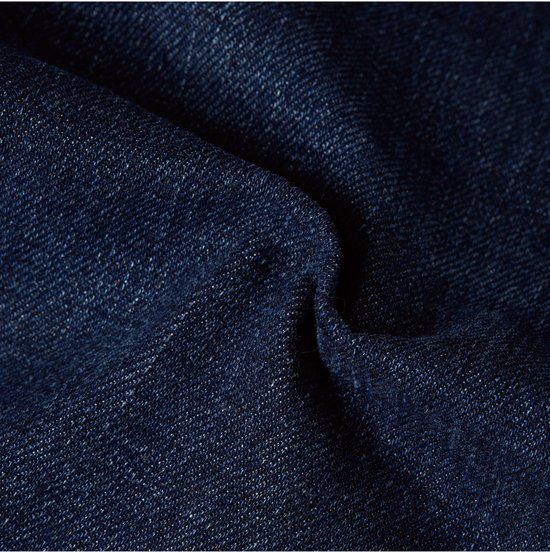 Detail van donkerblauwe denim stof van de G-Star Mosa Straight jeans.