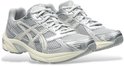 Paar grijze Asics Gel-1130 sneakers van mesh en synthetisch materiaal met crèmekleurige zool en zilveren accenten.