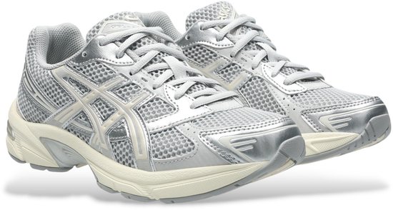 Paar grijze Asics Gel-1130 sneakers van mesh en synthetisch materiaal met crèmekleurige zool en zilveren accenten.