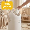 Hand doet een baby luier in een witte luieremmer met crème deksel. Tekst: "100% geurvrij".