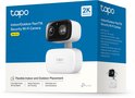 Verpakking van Tapo beveiligingscamera. Bevat afbeelding van camera, specificaties en 2K resolutie.