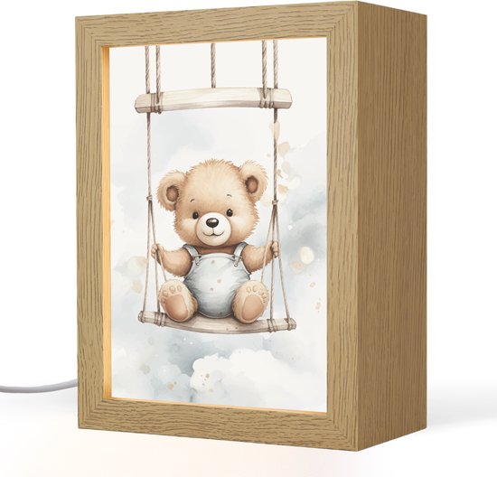 Houten nachtlamp met teddybeer op schommel, met verlichting aan de rand.