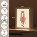 Afmetingen van de nachtlamp met bruin paard: 15x20x8 cm, met kabel en ophangsysteem.