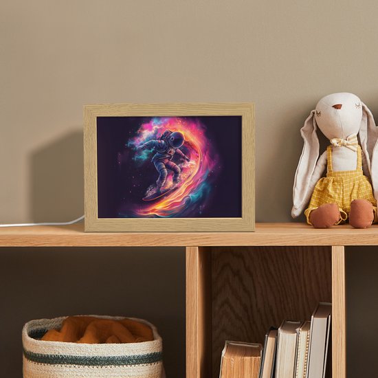 Nachtlampje 20x15 cm - Kinder lampje - Astronaut - Ruimte - Surfen - Kleurrijk - Tafellamp kinderkamer - Slaapkamer lamp - Bedlamp kinderen - Kinderlampje stopcontact - Wandlamp babykamer - Nachtlampjes van Merkloos — afbeelding 3