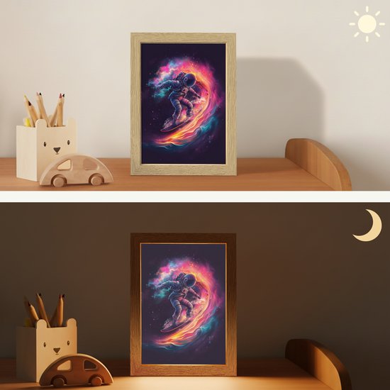 Nachtlampje 15x20 cm - Kinder lampje - Astronaut - Ruimte - Surfen - Kleurrijk - Tafellamp kinderkamer - Slaapkamer lamp - Bedlamp kinderen - Kinderlampje stopcontact - Wandlamp babykamer - Nachtlampjes van Merkloos — afbeelding 4