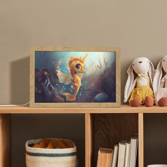 Nachtlampje 30x20 cm - Kinder lampje - Zeepaardje - Onderwater - Zeedieren - Oceaan - Tafellamp kinderkamer - Slaapkamer lamp - Bedlamp kinderen - Kinderlampje stopcontact - Wandlamp babykamer - Nachtlampjes van ArtiCasa — afbeelding 3
