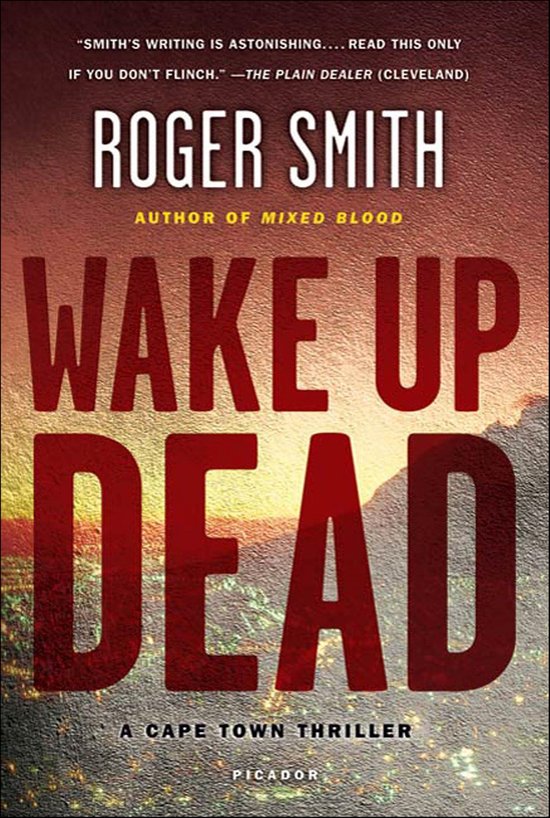 Boekcover met de titel "Wake Up Dead" van Roger Smith, een thriller uit Kaapstad, met op de achtergrond een stad bij zonsondergang.