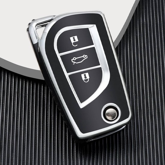Zwart en zilver autosleutelhoesje met drie knoppen op geribbelde ondergrond.