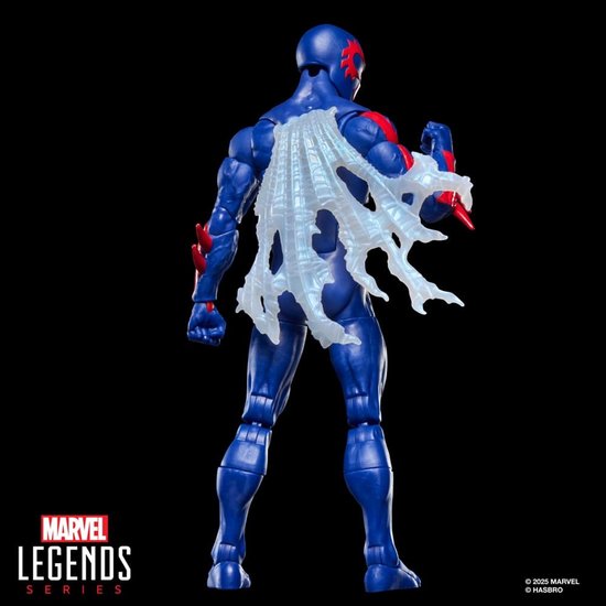 Achterkant van Spider-Man 2099 actiefiguur in blauw met rode accenten en witte cape.