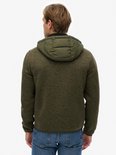Achterkant van een groene jas met gewatteerde capuchon, gebreide mouwen en body. Gedragen door een man met spijkerbroek.