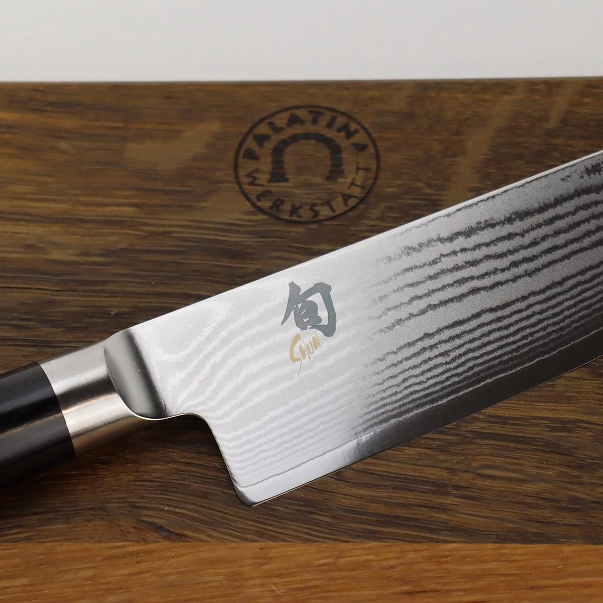 Cadeauset koksmes 20 cm damaststaal met houten snijplank