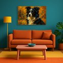 Een schilderij van een Border Collie met zwarte, witte en bruine vacht, tegen een oranje, gele en blauwe achtergrond, boven een oranje bank.