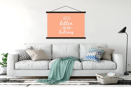 Posterhanger incl. Poster 150x100 cm - Schoolplaat - Spreuken - Life is better on my balcony - Quotes - Textielposter - Zwarte latten