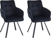 Twee zwarte fluwelen eetkamerstoelen met armleuningen en schuin gestikte zitvlakken.