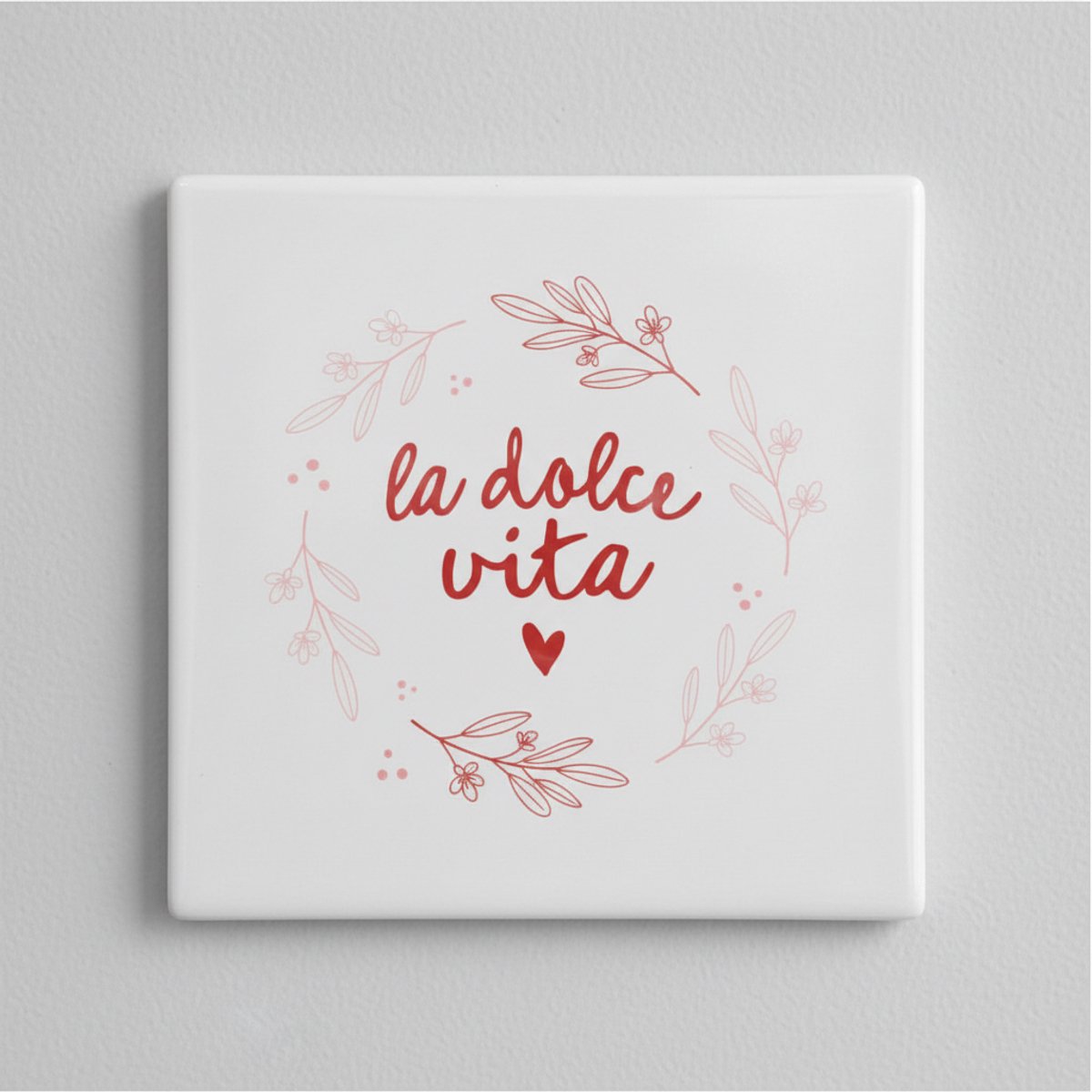 Nevolis La Dolce Vita Decoratieve Keramische Tegel 15x15 cm – Elegante Bloemen Quote Wanddecoratie met Hart voor Stijlvol Interieur Multi Color