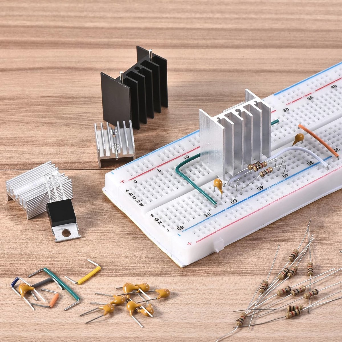 Aluminium koellichaam TO-220 voor transistordiodes - 34 mm x 25 mm x 12 mm met steunpennen