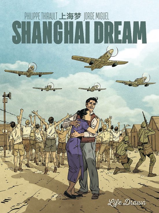 La couverture du livre 'Shanghai Dream' montre un couple qui s'embrasse devant une foule aux bras levés. Quatre avions volent au-dessus d'eux.