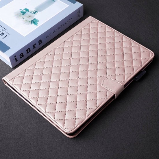 Roze PU lederen tablet hoesje met ruitpatroon, gesloten.