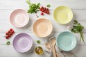 Vlakke weergave van zes kommen in pastelkleuren: roze, oranje, geel, paars, mintgroen en blauw.