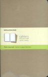 Bruin Moleskine cahier met een gele band met informatie en afbeeldingen van de notitieboekjes.
