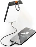 Zwarte Xtorm powerbank met zonnepaneel en karabijnhaak, die een smartphone oplaadt met de ingebouwde LED-lamp.